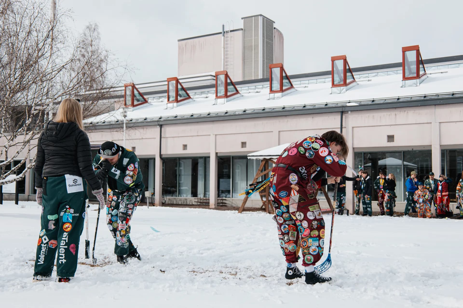 Opiskelijatapahtuma talvisessa maisemassa