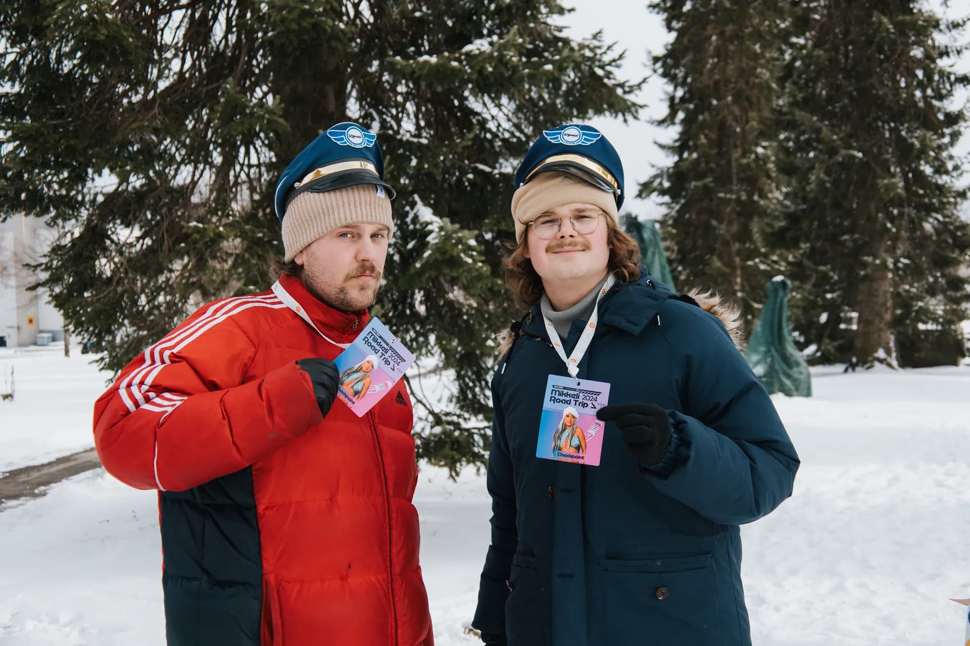 Opiskelijatapahtuma talvisessa maisemassa