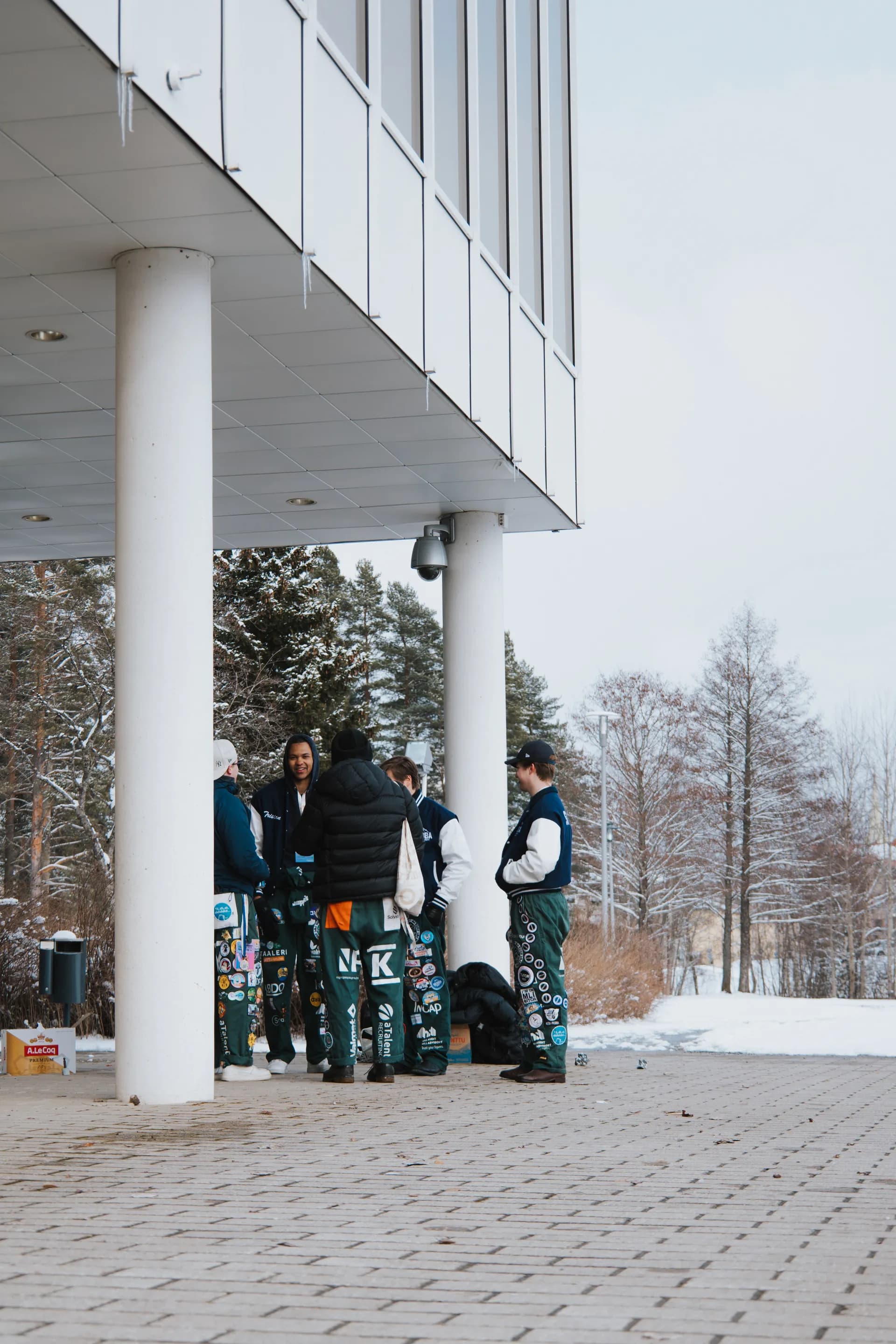 Opiskelijatapahtuma talvisessa maisemassa